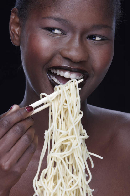 面食,面条,意大利面,西方人,脸,头,脸颊,手,一个人,站,笑,吃,微笑,露齿笑,竖图,室内,特写,白天,正面,西餐,筷子,餐具,欧洲,非洲,黑人,欧洲人,仅一个年轻女性,仅一个女性,仅一个人,握,阴影,黑色背景,反射,影子,面,料理,食品,拿,拿着,注视,文化,传统,裸露,肩膀,食物,观察,看,站着,手部,西式,握着,摄影,影棚,观看,单手,礼节,察看,关注,裸,礼仪,年轻女性,女人,女性,非洲人,头部,脸部,脸蛋,面部,进餐用具,嚼,食,站立,半身,彩图,影棚拍摄,拍摄