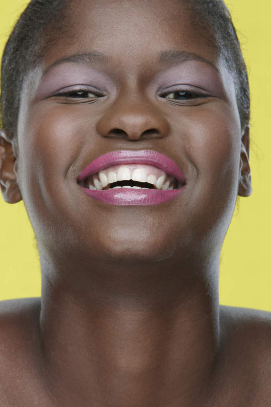 西方人,脸,头,脸颊,一个人,站,笑,微笑,露齿笑,竖图,室内,特写,白天,正面,化妆,美容,欧洲,非洲,黑人,欧洲人,仅一个年轻女性,仅一个女性,仅一个人,护肤,阴影,黄色背景,反射,影子,注视,裸露,肩膀,彩妆,观察,看,站着,保养,享受,休闲,放松,保健,摄影,影棚,观看,察看,关注,裸,养颜,年轻女性,女人,女性,非洲人,头部,脸部,脸蛋,面部,站立,半身,彩图,影棚拍摄,拍摄