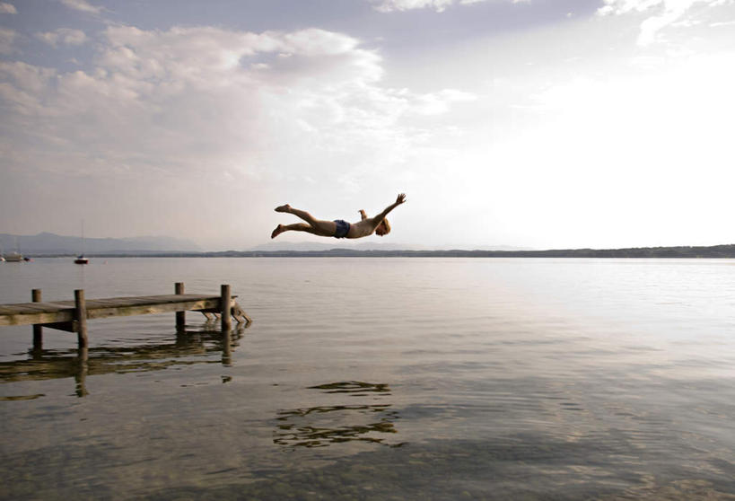 西方人,腿部,脚,脚趾,脚趾甲,腿,一个人,码头,跳,伸展双臂,横图,室外,白天,侧面,湖,湖泊,日落,水,港口,欧洲,欧洲人,仅一个男性,仅一个人,阴影,泳裤,光线,木板,影子,地平线,湖面,水流,水面,晚霞,霞光,落日,桥,辽阔,地面,木桥,半空,光脚,裸露,栈桥,仅一个年轻男性,阳光,黄昏,湖水,广阔,赤脚,彩霞,人行桥,木板桥,一望无际,延伸,裸,天地相交,无边无际,一马平川,夕照,男人,男性,年轻男性,白种人,脚指甲,夕阳,敞开双臂,伸开双臂,跳跃,展开双肩,张开手臂,张开双臂,彩图,全身,摆渡口,埠头,渡口,渡头,港湾,海港,货运码头,口岸,商港,斜阳