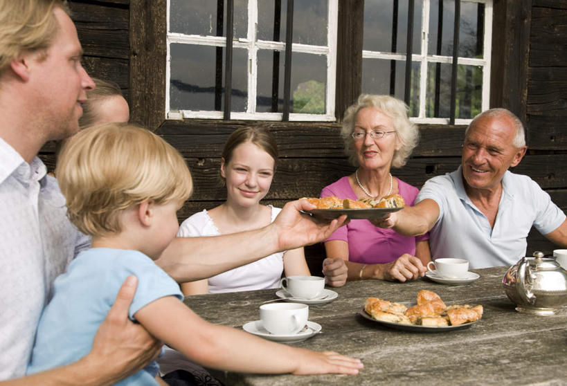 点心,面包,西方人,儿童,中年人,老年人,夫妻,母亲,父亲,女儿,祖母,祖父,三代同堂,家,坐,笑,微笑,横图,室外,白天,正面,爱情,纯洁,窗户,落地窗,桌面,桌子,杯子,餐具,欧洲,欧洲人,握,服装,时间,木制,瓷器,碟子,壶,盘,时钟,手表,房屋,屋子,公寓,食品,面点,咖啡杯,陶瓷制品,许多人,浪漫,拿,计时,拿着,扭头,注视,休闲装,祖孙三代,洋房,楼房,玻璃窗,住宅,水壶,食物,糕点,小孩,衣服,盘子,茶壶,木制品,容器,碟,钟表,观察,看,转头,一群人,休闲,温暖,温馨,父女,母女,休闲服,表,恩爱,父爱,可爱,母爱,童年,童趣,握着,恋人,服饰,奶奶,爷爷,观看,祖孙,腕表,和睦,察看,关注,瓷杯,童真,烂漫,无邪,外婆,外孙女,外祖母,外公,外祖父,外孙,外孙子,天真,老年男性,老年女性,男孩,男人,男性,女孩,女人,女性,中年男性,中年女性,白种人,孩子,夫妇,情侣,全家福,孙女,孙子,钟,坐着,半身,彩图,房子,伴侣,融洽,男生,女生,爸爸,多代同堂,妈妈