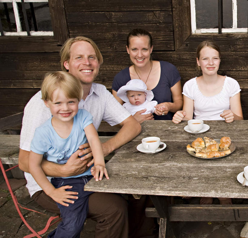 点心,面包,西方人,婴儿,儿童,中年人,家庭,夫妻,母亲,父亲,女儿,儿子,家,坐,抱,笑,微笑,露齿笑,横图,室外,白天,正面,爱情,纯洁,窗户,落地窗,桌面,桌子,杯子,餐具,欧洲,欧洲人,五个人,服装,木制,瓷器,碟子,盘,房屋,屋子,公寓,食品,面点,咖啡杯,陶瓷制品,许多人,浪漫,注视,休闲装,洋房,楼房,玻璃窗,住宅,食物,糕点,小孩,衣服,盘子,木制品,碟,观察,看,一群人,休闲,温暖,温馨,父女,父子,母女,母子,一家人,休闲服,恩爱,父爱,可爱,母爱,童年,童趣,恋人,服饰,抱着,观看,和睦,察看,搂着,关注,瓷杯,童真,烂漫,无邪,天真,男孩,男人,男性,女孩,女人,女性,中年男性,中年女性,白种人,孩子,夫妇,情侣,搂,搂抱,坐着,半身,彩图,房子,伴侣,融洽,男生,女生