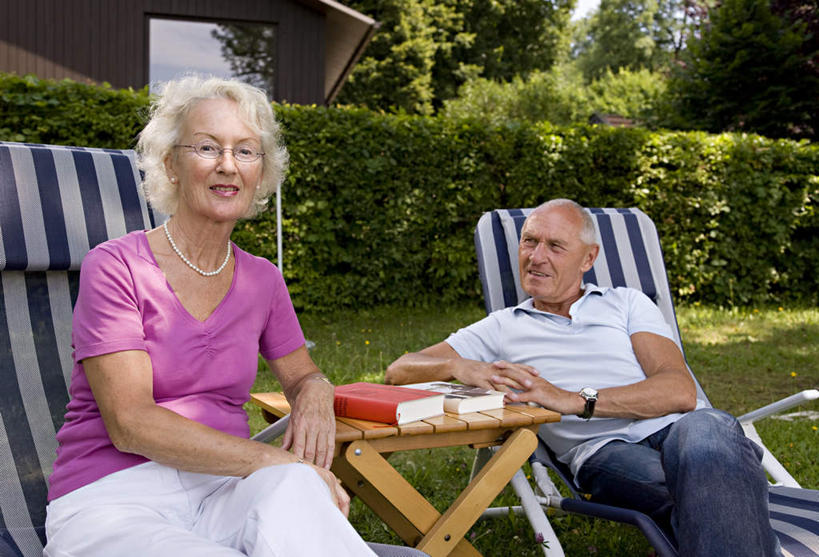西方人,老年人,两个人,家庭,夫妻,坐,笑,微笑,露齿笑,横图,室外,白天,正面,爱情,草地,草坪,树林,植物,桌面,桌子,书籍,项链,椅子,欧洲,欧洲人,阴影,服装,时间,光线,木制,时钟,手表,眼镜,影子,躺椅,浪漫,计时,扭头,注视,休闲装,装饰品,草,树,树木,衣服,绿色,阳光,自然,木制品,饰品,首饰,钟表,观察,看,靠,靠着,转头,休闲,温暖,温馨,一家人,休闲服,表,恩爱,恋人,服饰,生长,成长,观看,老花镜,沙滩椅,腕表,和睦,察看,关注,远视眼镜,老年男性,老年女性,男人,男性,女人,女性,白种人,夫妇,情侣,书,图书,钟,坐着,半身,彩图,伴侣,融洽