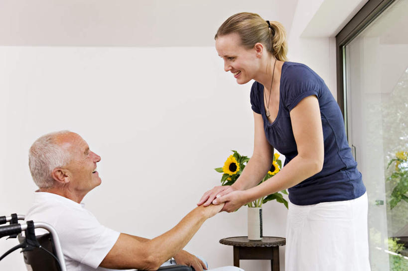 西方人,两个人,家庭,父亲,女儿,病人,站,坐,握手,笑,微笑,露齿笑,横图,室内,白天,侧面,爱情,幸福,太阳,桌子,向日葵,欧洲,欧洲人,服装,盛开,木制,工具,墙,花蕾,茶几,注视,休闲装,墙壁,墙面,花,花瓣,花朵,鲜花,衣服,白色,轮椅,木制品,花苞,花蕊,复健,观察,看,站着,休闲,康复,温暖,温馨,父女,一家人,休闲服,器械,父爱,服饰,观看,和睦,察看,医疗设备,关注,病患,医疗器械,残疾,残疾人,医疗工具,光辉,伤残,沉默,忠诚,勇敢,辅助设备,残障,弱势群体,投缘,爱慕,高傲,朝阳花,葵花,望日莲,向阳花,转日莲,老年男性,男人,男性,女人,女性,中年女性,白种人,患者,就医者,搀手,拉手,手拉手,手握手,站立,坐着,半身,彩图,融洽