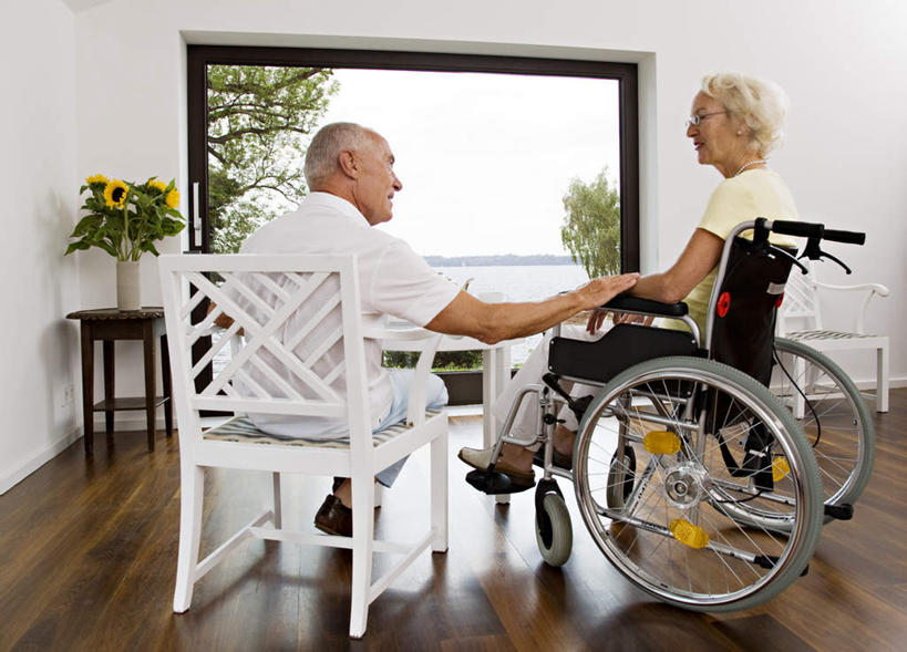 西方人,老年人,两个人,家庭,夫妻,病人,坐,笑,微笑,横图,室内,白天,正面,爱情,幸福,草地,草坪,太阳,植物,窗户,落地窗,桌面,桌子,向日葵,杯子,椅子,欧洲,欧洲人,握,服装,盛开,木制,瓷器,木椅,墙,咖啡杯,陶瓷制品,浪漫,花蕾,扭头,注视,休闲装,玻璃窗,墙壁,墙面,草,花,花瓣,花朵,鲜花,树,树木,衣服,绿色,白色,自然,木制品,花苞,花蕊,观察,看,转头,休闲,温暖,温馨,一家人,休闲服,恩爱,握着,恋人,服饰,生长,成长,观看,和睦,察看,关注,病患,瓷杯,残疾,残疾人,光辉,伤残,沉默,忠诚,勇敢,残障,弱势群体,投缘,爱慕,高傲,朝阳花,葵花,望日莲,向阳花,转日莲,老年男性,老年女性,男人,男性,女人,女性,白种人,夫妇,情侣,患者,就医者,坐着,半身,彩图,伴侣,融洽