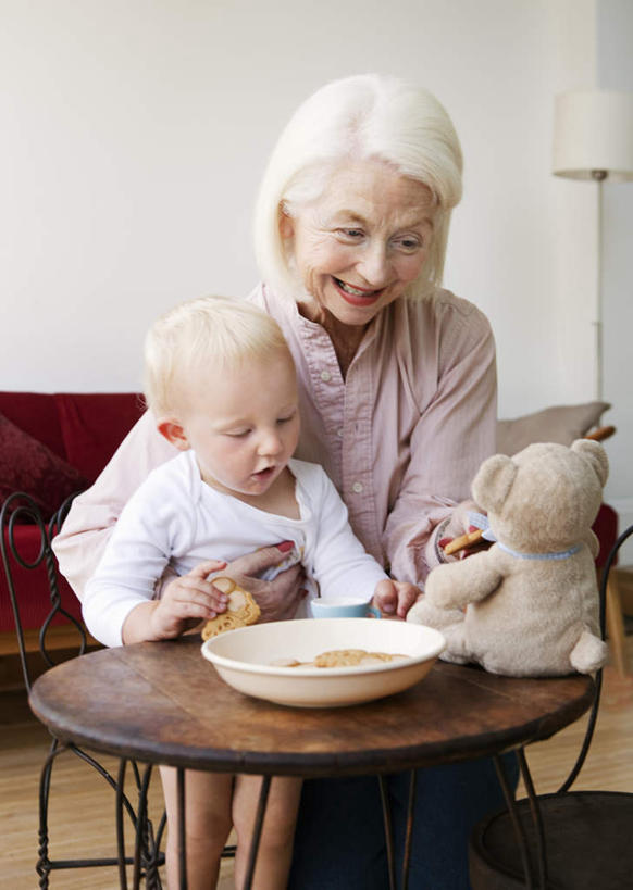 点心,西方人,婴儿,儿童,老年人,两个人,家庭,祖母,客厅,坐,抱,笑,微笑,露齿笑,竖图,室内,白天,正面,游戏,纯洁,靠垫,沙发,熊,玩具,欧洲,欧洲人,服装,玩偶,陶瓷,墙,食品,靠枕,泰迪熊,陶瓷制品,曲奇,玩,扭头,注视,休闲装,娱乐,墙壁,墙面,食物,小孩,衣服,白色,容器,玩具熊,垫子,碗,枕头,饼干,零食,观察,看,转头,休闲,温暖,温馨,一家人,休闲服,可爱,益智,服饰,毛绒玩具,活泼,奶奶,抱着,观看,祖孙,储藏,安慰,和睦,察看,起居室,搂着,储存,发泄,关注,消遣,宝宝,曲奇饼,布艺沙发,曲奇饼干,纯真,烂漫,无邪,外婆,外祖母,外孙,外孙子,宣泄,罗斯福熊,客堂,伶俐,天真,老年女性,女人,女性,白种人,孩子,孙子,搂,搂抱,玩耍,嬉戏,坐着,半身,彩图,融洽,贮存