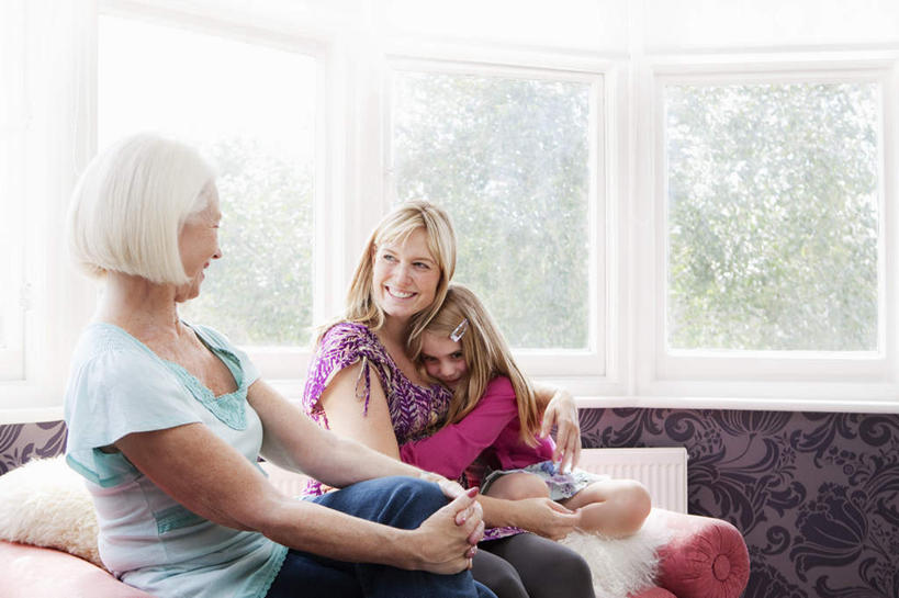 西方人,儿童,中年人,老年人,三个人,母亲,女儿,祖母,三代同堂,客厅,坐,抱,笑,微笑,露齿笑,横图,室内,白天,正面,纯洁,植物,窗户,靠垫,沙发,欧洲,欧洲人,服装,靠枕,扭头,注视,休闲装,祖孙三代,玻璃窗,树,树木,小孩,衣服,绿色,自然,垫子,枕头,观察,看,转头,休闲,温暖,温馨,母女,休闲服,可爱,母爱,童年,童趣,服饰,生长,奶奶,成长,抱着,观看,祖孙,和睦,察看,起居室,搂着,关注,布艺沙发,童真,烂漫,无邪,外婆,外孙女,外祖母,客堂,天真,老年女性,女孩,女人,女性,中年女性,白种人,孩子,全家福,孙女,搂,搂抱,坐着,半身,彩图,融洽,女生,多代同堂,妈妈