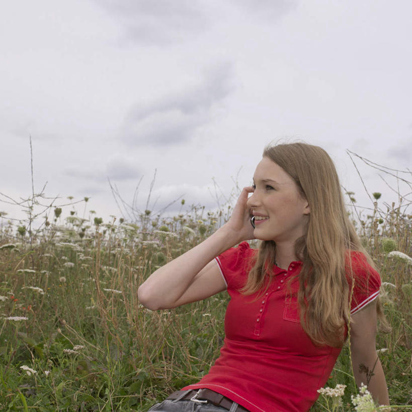 西方人,一个人,坐,笑,打电话,微笑,露齿笑,方图,室外,白天,正面,花海,花圃,植物,电话,手机,叶子,欧洲,欧洲人,仅一个年轻女性,仅一个女性,仅一个人,握,阴影,服装,盛开,光线,影子,云,云朵,拿,听,花蕾,云彩,拿着,扭头,注视,休闲装,通讯设备,花,花瓣,花朵,花卉,鲜花,衣服,红色,蓝色,绿色,白云,蓝天,天空,阳光,花丛,花束,花田,天,花苞,花蕊,观察,看,转头,休闲,休闲服,握着,服饰,晴朗,观看,察看,关注,交流,年轻女性,女人,女性,白种人,晴空,沟通,通话,坐着,半身,彩图