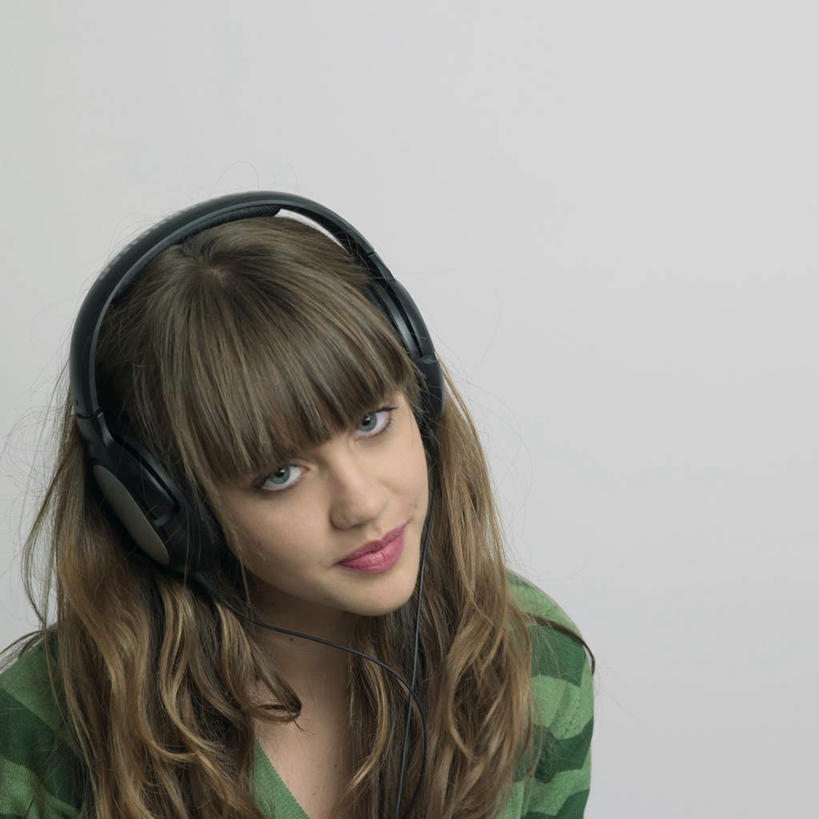 西方人,脸,头,脸颊,一个人,站,笑,微笑,方图,室内,特写,白天,正面,快乐,满意,幸福,欧洲,欧洲人,仅一个年轻女性,仅一个女性,仅一个人,阴影,灰色背景,服装,反射,影子,音响,音乐,听,扭头,注视,休闲装,娱乐,肩膀,衣服,耳机,观察,看,站着,转头,享受,休闲,休闲服,放松,摄影,服饰,影棚,观看,察看,舒适,享乐,关注,年轻女性,女人,女性,白种人,头部,脸部,脸蛋,面部,站立,半身,彩图,影棚拍摄,拍摄