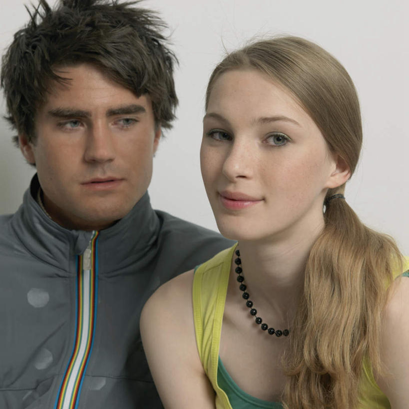 西方人,脸,头,脸颊,两个人,站,笑,微笑,方图,室内,特写,白天,正面,爱情,项链,欧洲,欧洲人,阴影,灰色背景,服装,反射,影子,浪漫,注视,休闲装,肩膀,装饰品,衣服,饰品,首饰,观察,看,站着,休闲,温暖,温馨,休闲服,恩爱,恋人,摄影,服饰,影棚,观看,和睦,察看,关注,男人,男性,年轻男性,年轻女性,女人,女性,白种人,头部,脸部,脸蛋,面部,情侣,站立,半身,彩图,影棚拍摄,拍摄,伴侣,融洽