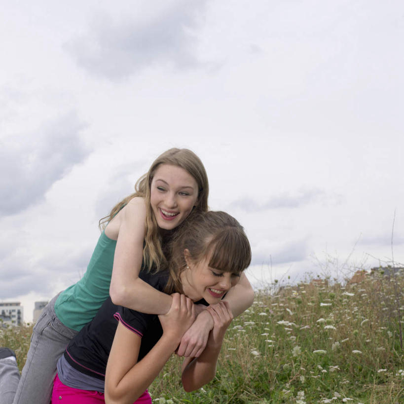 西方人,背,两个人,伙伴,朋友,站,抱,笑,微笑,露齿笑,方图,室外,白天,侧面,友谊,草地,草坪,植物,欧洲,欧洲人,弯腰,阴影,服装,盛开,光线,影子,云,云朵,花蕾,云彩,注视,休闲装,草,花,花瓣,花朵,鲜花,衣服,蓝色,绿色,白云,蓝天,天空,阳光,天,花苞,花蕊,背着,观察,看,站着,休闲,休闲服,服饰,晴朗,抱着,观看,察看,搂着,关注,弯身,背负,友情,年轻女性,女人,女性,白种人,晴空,搂,搂抱,站立,半身,彩图