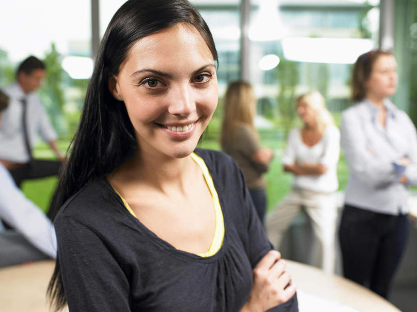 西方人,伙伴,朋友,商务人士,商务男性,商务女性,办公室,站,坐,笑,双手交叉,微笑,露齿笑,横图,室内,白天,正面,衬衫,友谊,合作,团队,植物,窗户,家具,桌子,椅子,欧洲,欧洲人,套装,朦胧,模糊,办公桌,许多人,注视,玻璃窗,树,树木,绿色,自然,会议椅,观察,看,站着,一群人,战略,生长,成长,观看,等待,办公椅,察看,双手抱胸,关注,商务装,工薪阶层,办公家具,联合,合谋,商务椅,培训椅,配合,协作,男人,男性,年轻女性,女人,女性,中年男性,中年女性,白种人,白领,上班族,站立,坐着,半身,彩图,衬衣