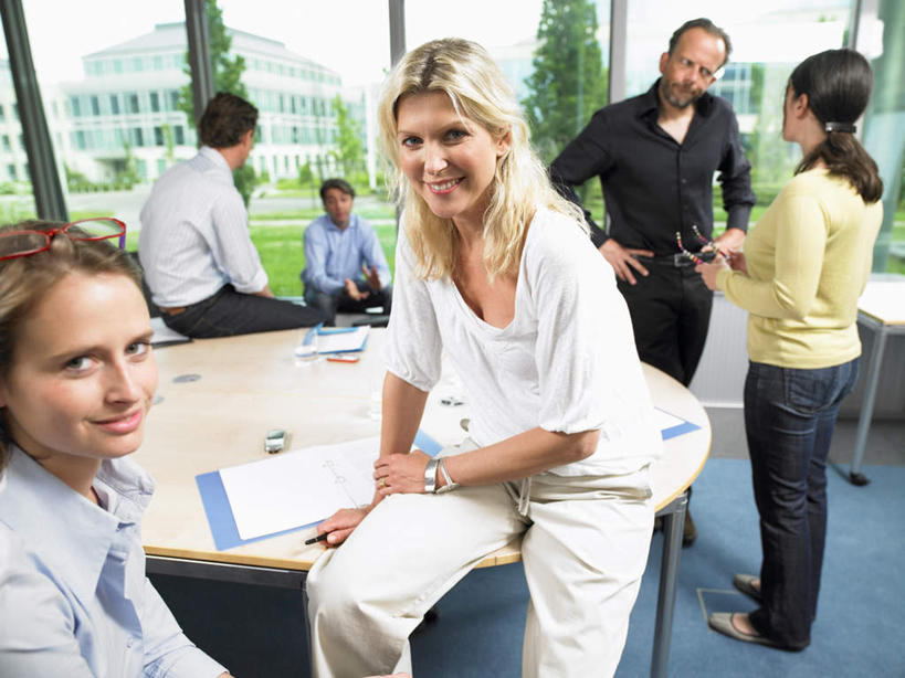 西方人,伙伴,朋友,商务人士,商务男性,商务女性,办公室,站,坐,笑,说,微笑,露齿笑,横图,室内,白天,正面,衬衫,讨论,友谊,合作,团队,水,植物,窗户,家具,桌子,杯子,椅子,欧洲,欧洲人,套装,时间,材料,档案,时钟,手表,文件,液体,纸,办公桌,许多人,计时,注视,饮用水,手叉腰,玻璃窗,玻璃制品,树,树木,绿色,自然,会议椅,手稿,水杯,资料,钟表,矿泉水,叉腰,观察,看,站着,一群人,表,战略,生长,成长,观看,办公椅,腕表,证明,察看,双手叉腰,关注,文档,商务装,工薪阶层,蒸馏水,办公家具,联合,合谋,商务椅,培训椅,交流,配合,协作,男人,男性,年轻女性,女人,女性,中年男性,中年女性,白种人,白领,上班族,玻璃杯,钟,沟通,讲话,交谈,商讨,说话,谈话,站立,坐着,半身,彩图,衬衣