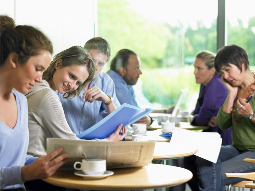 咖啡,西方人,伙伴,朋友,商务人士,商务男性,商务女性,坐,笑,微笑,横图,室内,白天,侧面,衬衫,友谊,幸福,合作,团队,植物,窗户,桌子,杯子,欧洲,欧洲人,一排,握,写字,套装,整齐,圆形,笔,材料,瓷器,档案,文件,纸,办公桌,办公用品,咖啡杯,陶瓷制品,许多人,拿,拿着,注视,娱乐,玻璃窗,文具,树,树木,饮料,排列,绿色,自然,手稿,学习用品,资料,观察,看,一群人,享受,休闲,温馨,放松,乐趣,战略,握着,生长,成长,观看,文具用品,证明,察看,提神,书写,舒适,队列,关注,文档,瓷杯,醒脑,商务装,工薪阶层,联合,合谋,软饮料,配合,协作,男人,男性,年轻女性,女人,女性,中年男性,中年女性,白种人,白领,上班族,坐着,半身,彩图,衬衣