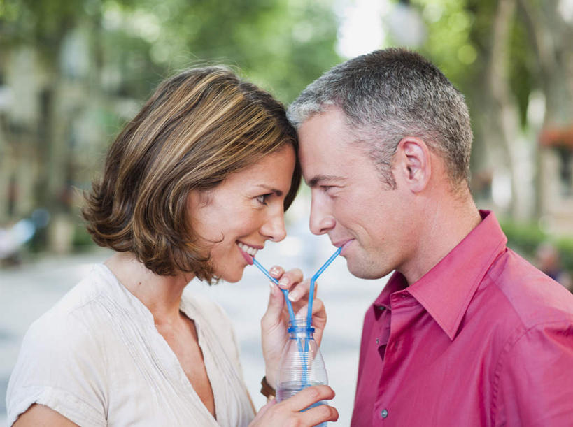 西方人,中年人,两个人,家庭,夫妻,家,站,笑,微笑,露齿笑,横图,室外,白天,侧面,衬衫,爱情,道路,路,公路,欧洲,欧洲人,两根,握,阴影,服装,朦胧,模糊,光线,影子,塑料,房屋,屋子,交通,浪漫,拿,拿着,注视,休闲装,楼房,相视,住宅,玻璃制品,衣服,红色,阳光,玻璃瓶,瓶子,塑料制品,吸管,观察,看,站着,休闲,温暖,温馨,一家人,面对面,休闲服,恩爱,握着,恋人,服饰,观看,对视,和睦,察看,空心,互视,关注,相对,相看,饮管,男人,男性,女人,女性,中年男性,中年女性,白种人,夫妇,情侣,马路,站立,半身,彩图,衬衣,房子,伴侣,融洽,圆柱状