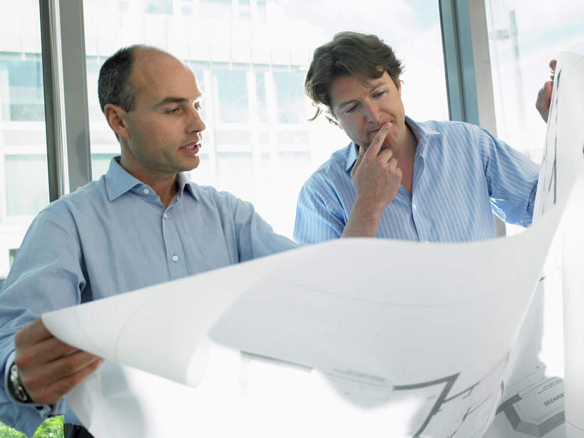 西方人,两个人,伙伴,朋友,商务人士,商务男性,办公室,站,说,横图,室内,白天,正面,衬衫,讨论,友谊,合作,团队,窗户,欧洲,欧洲人,撑,握,阴影,套装,开会,会议,光线,图纸,影子,设计图,拿,拿着,托腮,注视,玻璃窗,阳光,观察,看,托,站着,战略,握着,观看,察看,关注,托下巴,商务装,工程图,草图,蓝图,工薪阶层,联合,合谋,交流,配合,协作,男人,男性,中年男性,白种人,白领,上班族,设计,沟通,讲话,交谈,商讨,说话,谈话,站立,半身,彩图,衬衣