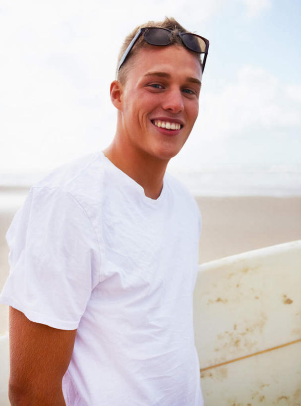 西方人,一个人,站,笑,微笑,露齿笑,竖图,室外,白天,正面,T恤衫,沙滩,欧洲,欧洲人,仅一个男性,仅一个人,握,阴影,服装,光线,帆板,沙子,影子,海岸,云,云朵,沙地,拿,T恤,云彩,拿着,注视,休闲装,运动器械,仅一个年轻男性,一个,衣服,蓝色,白色,白云,蓝天,天空,阳光,天,观察,看,站着,休闲,休闲服,健身器械,握着,服饰,晴朗,单个,观看,察看,关注,健身器材,冲浪装备,男人,男性,年轻男性,白种人,海滩,晴空,站立,半身,彩图,运动器材