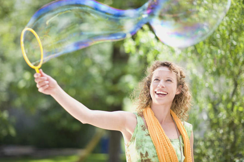 西方人,一个人,站,笑,微笑,露齿笑,横图,彩色,室外,白天,正面,游戏,树林,植物,玩具,欧洲,欧洲人,仅一个女性,仅一个人,握,阴影,服装,朦胧,模糊,漂浮,装饰,光线,背心,肥皂泡,丝巾,影子,拿,玩,拿着,注视,娱乐,树,树木,衣服,黄色,绿色,阳光,自然,泡泡,观察,看,站着,仅一个中年女性,休闲,金色,益智,握着,服饰,生长,成长,观看,活动,华丽,点缀,察看,挥舞,衣着,穿着,发泄,关注,消遣,智力,泡泡机,宣泄,衬托,美观,雅致,雅观,五彩斑斓,衣饰,女人,女性,中年女性,白种人,长发,卷发,玩耍,嬉戏,站立,半身,彩图