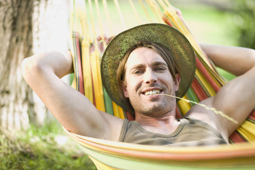 西方人,一个人,躺,笑,微笑,露齿笑,横图,彩色,室外,白天,正面,草地,草坪,植物,床,吊床,帽子,欧洲,欧洲人,仅一个男性,仅一个人,仅一个中年男性,吊挂,悬挂,阴影,条纹,服装,朦胧,模糊,光线,背心,影子,挂,注视,草,树,树干,树木,衣服,绿色,阳光,自然,遮阳帽,观察,看,享受,服饰,生长,成长,观看,察看,双手抱头,衣着,安逸,穿着,关注,衣饰,安适,清闲,卧着,男人,男性,中年男性,白种人,躺着,卧,半身,彩图