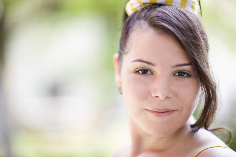 西方人,脸,头,脸颊,一个人,站,笑,微笑,横图,室外,特写,白天,正面,泳装,比基尼,草地,草坪,植物,欧洲,欧洲人,仅一个年轻女性,仅一个女性,仅一个人,阴影,朦胧,模糊,装饰,光线,头饰,影子,棕色,扭头,注视,草,树,树木,黄色,绿色,阳光,自然,发饰,饰品,观察,看,站着,转头,生长,成长,观看,华丽,修饰,点缀,察看,关注,头绳,配饰,衬托,美观,雅致,雅观,年轻女性,女人,女性,白种人,头部,卷发,脸部,脸蛋,面部,站立,半身,彩图,三点式,泳衣,发绳