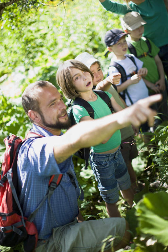 西方人,儿童,中年人,胡须,伙伴,朋友,教师,站,蹲,竖图,室外,白天,正面,衬衫,旅游,探险,友谊,纯洁,草地,草坪,植物,欧洲,欧洲人,指,阴影,服装,光线,包,影子,许多人,旅行包,注视,休闲装,方向,刺激,草,树,树木,小孩,衣服,绿色,阳光,自然,背包,观察,看,手势,站着,一群人,享受,休闲,同学,休闲服,可爱,童年,童趣,服饰,生长,成长,观看,察看,指向,食指,校友,关注,惊险,户外运动,童真,考察,烂漫,无邪,同窗,学友,旅游包,冒险,天真,友情,男孩,男人,男性,女孩,女人,女性,中年男性,白种人,孩子,胡子,络腮胡,讲师,教授,老师,蹲着,站立,半身,彩图,衬衣,双肩包,男生,女生