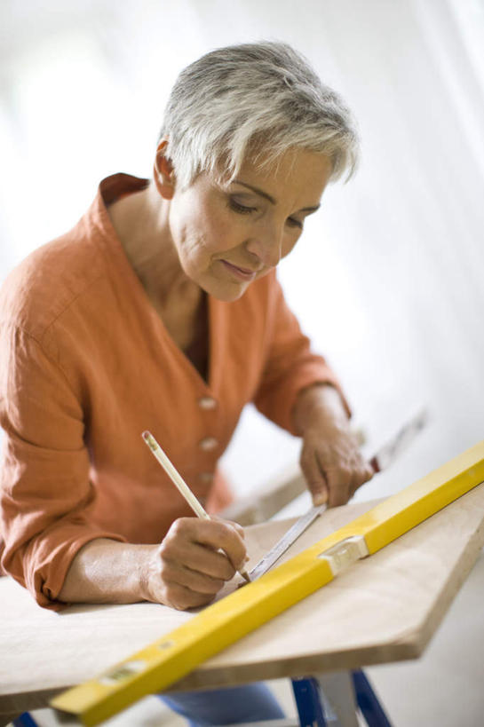 西方人,一个人,木匠,站,笑,微笑,竖图,室内,白天,正面,装修,桌面,建筑,欧洲,欧洲人,仅一个女性,仅一个人,握,写字,服装,测量,笔,木材,刻度,墙,办公用品,拿,拿着,注视,休闲装,装潢,标记,墙壁,墙面,木柴,文具,衣服,尺,铅笔,学习用品,观察,看,站着,仅一个中年女性,休闲,休闲服,橙色,垂直,握着,服饰,木料,观看,测量工具,水平仪,水平,文具用品,尺子,察看,关注,工作台,水平尺,水准仪,量具,量仪,水平仪器,女人,女性,中年女性,白种人,木工,站立,半身,彩图