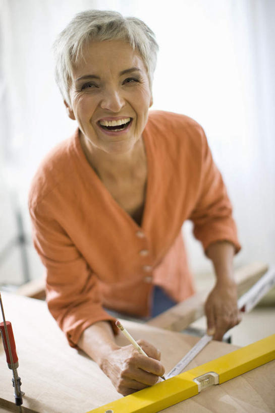 西方人,一个人,木匠,站,笑,微笑,露齿笑,竖图,室内,白天,正面,装修,桌面,建筑,欧洲,欧洲人,仅一个女性,仅一个人,握,写字,服装,测量,笔,木材,刻度,墙,办公用品,拿,拿着,注视,休闲装,装潢,标记,墙壁,墙面,木柴,文具,衣服,尺,铅笔,学习用品,观察,看,站着,仅一个中年女性,休闲,休闲服,橙色,垂直,握着,服饰,木料,观看,测量工具,水平仪,水平,文具用品,尺子,察看,关注,工作台,水平尺,水准仪,量具,量仪,水平仪器,女人,女性,中年女性,白种人,木工,站立,半身,彩图