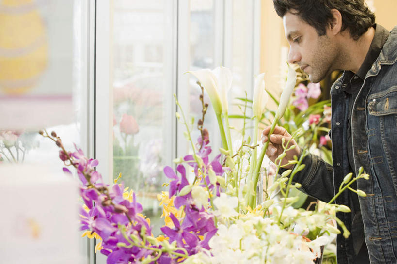 西方人,一个人,花店,商店,站,笑,微笑,露齿笑,横图,室内,白天,正面,窗户,落地窗,欧洲,欧洲人,仅一个男性,仅一个人,仅一个中年男性,握,服装,朦胧,模糊,盛开,拿,花蕾,拿着,注视,休闲装,商铺,闻,顾客,玻璃窗,花,花瓣,花朵,鲜花,衣服,花苞,花蕊,观察,看,站着,休闲,休闲服,握着,服饰,观看,察看,嗅,挑选,关注,选择,市肆,商号,采选,遴选,筛选,挑拣,挑撰,主顾,男人,男性,中年男性,白种人,站立,半身,彩图,店铺