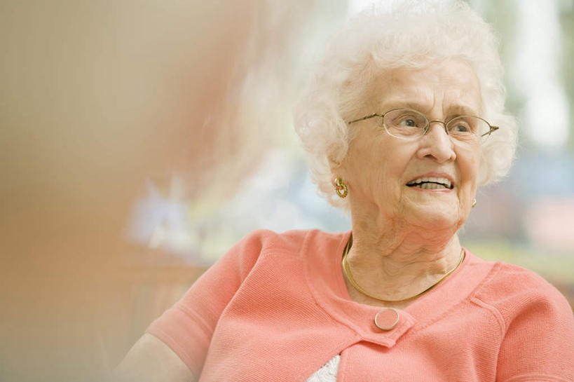 西方人,脸,头,脸颊,头发,一个人,坐,笑,微笑,露齿笑,横图,室内,特写,白天,正面,欧洲,欧洲人,仅一个女性,仅一个人,一副,朦胧,模糊,眼镜,扭头,注视,肩膀,灰色,观察,看,靠,靠着,转头,仅一个老年女性,观看,老花镜,察看,关注,远视眼镜,老年女性,女人,女性,白种人,头部,卷发,脸部,脸蛋,面部,坐着,半身,彩图,短发