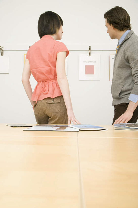 西方人,两个人,同事,商务人士,商务男性,商务女性,办公室,站,竖图,室内,白天,仰视,衬衫,成功,合作,团队,集体,信心,家具,桌子,欧洲,欧洲人,一排,许多,吊挂,悬挂,套装,整齐,材料,档案,文件,塑料,办公桌,墙,很多,挂,扭头,注视,队伍,墙壁,墙面,排列,夹子,晾衣绳,绳子,塑料制品,资料,观察,看,站着,转头,搭,观看,察看,领导,成就,搭着,队列,关注,文档,商务装,合伙,领袖,工薪阶层,衣夹,办公家具,男人,男性,年轻女性,女人,女性,中年男性,白种人,白领,上班族,站立,半身,彩图,低角度拍摄,衬衣