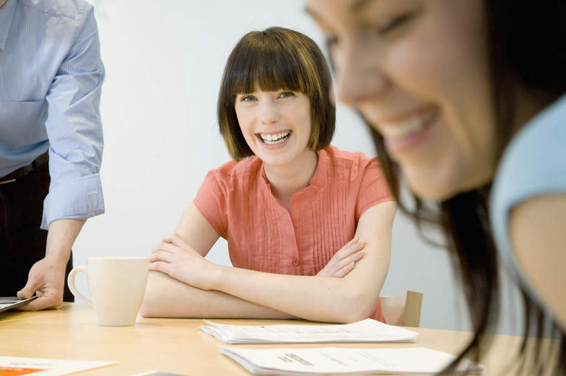 西方人,三个人,同事,商务人士,商务男性,商务女性,办公室,坐,笑,微笑,露齿笑,横图,室内,白天,正面,衬衫,成功,合作,团队,集体,信心,窗户,家具,桌子,杯子,椅子,欧洲,欧洲人,握,套装,朦胧,模糊,材料,瓷器,档案,文件,办公桌,墙,咖啡杯,陶瓷制品,拿,拿着,扭头,注视,队伍,玻璃窗,墙壁,墙面,一个,白色,会议椅,资料,观察,看,转头,搭,握着,单个,观看,办公椅,察看,领导,成就,搭着,关注,文档,瓷杯,商务装,合伙,领袖,工薪阶层,办公家具,商务椅,培训椅,男人,男性,年轻女性,女人,女性,中年男性,白种人,白领,上班族,坐着,半身,彩图,衬衣