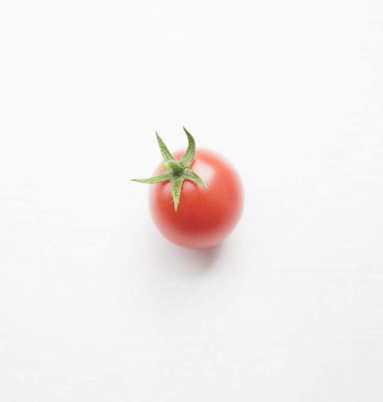 无人,竖图,俯视,室内,特写,白天,白色背景,餐桌,桌子,蔬菜,西红柿,小番茄,叶子,阴影,新鲜,反射,影子,食品,绿叶,食物,一个,红色,嫩叶,摄影,有机食品,绿色食品,影棚,单个,餐台,小西红柿,樱桃小番茄,珍珠小番茄,叶,叶片,樱桃番茄,圣女果,番茄,彩图,高角度拍摄,影棚拍摄,拍摄