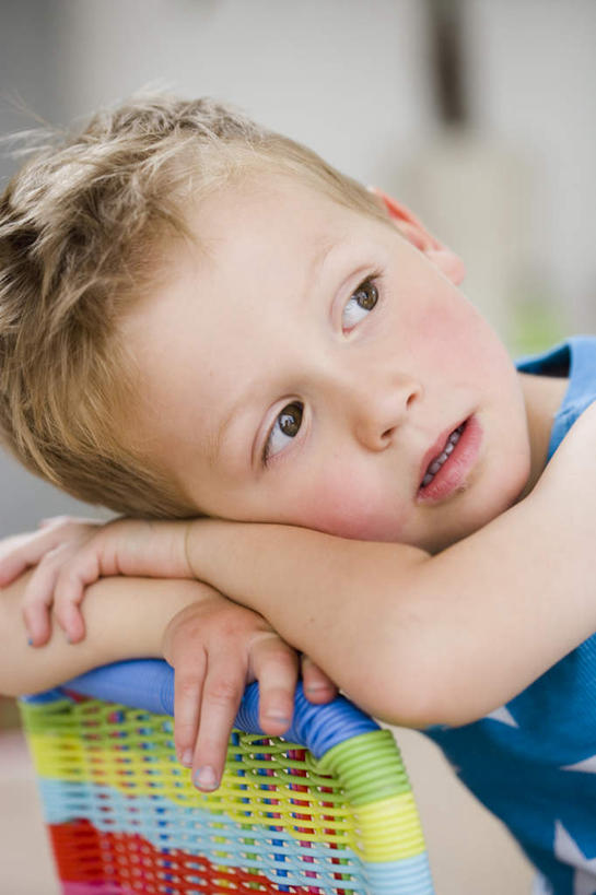 西方人,儿童,脸,头,脸颊,一个人,坐,竖图,彩色,室内,特写,白天,侧面,纯洁,椅子,欧洲,欧洲人,仅一个男性,仅一个人,条纹,服装,朦胧,模糊,背心,墙,星星,棕色,注视,墙壁,墙面,小孩,衣服,蓝色,观察,看,趴着,仅一个小孩,星形,可爱,童年,童趣,服饰,观看,察看,衣着,穿着,关注,五角形,童真,烂漫,无邪,衣饰,天真,男孩,男人,男性,白种人,孩子,头部,脸部,脸蛋,面部,五角星,趴,坐着,半身,彩图,短发,男生