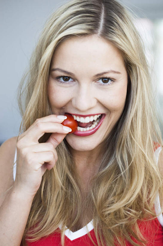 西方人,脸,头,脸颊,手,头发,一个人,站,笑,吃,微笑,露齿笑,竖图,室内,特写,白天,正面,窗户,蔬菜,西红柿,小番茄,欧洲,欧洲人,仅一个女性,仅一个人,握,咬,服装,新鲜,背心,墙,食品,拿,拿着,注视,玻璃窗,墙壁,墙面,食物,一个,衣服,红色,观察,看,站着,张嘴,仅一个中年女性,手部,金色,握着,服饰,有机食品,绿色食品,单个,观看,单手,咬着,察看,衣着,穿着,关注,张大嘴巴,衣饰,小西红柿,樱桃小番茄,珍珠小番茄,女人,女性,中年女性,白种人,头部,长发,脸部,脸蛋,面部,张开嘴,樱桃番茄,圣女果,番茄,嚼,食,站立,半身,彩图