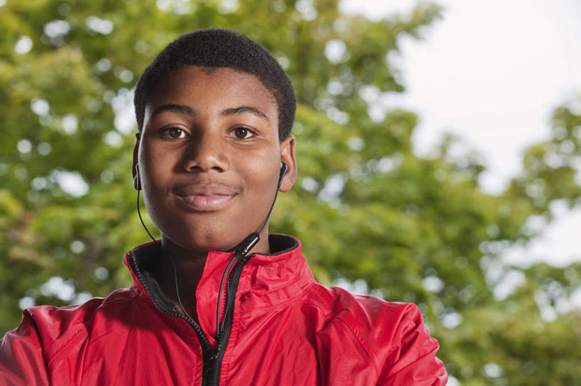 西方人,一个人,站,笑,微笑,横图,室外,白天,仰视,植物,叶子,欧洲,非洲,黑人,欧洲人,仅一个男性,仅一个人,阴影,服装,光线,影子,绿叶,注视,休闲装,树,树木,仅一个年轻男性,衣服,红色,绿色,天空,阳光,自然,天,观察,看,站着,休闲,休闲服,嫩叶,服饰,茂盛,生长,成长,观看,繁茂,察看,关注,兴旺,昌盛,昌隆,畅旺,发达,蕃芜,繁盛,富强,隆盛,蓬勃,旺盛,兴隆,兴盛,郁勃,男人,男性,年轻男性,非洲人,叶,叶片,站立,半身,彩图,低角度拍摄,短发