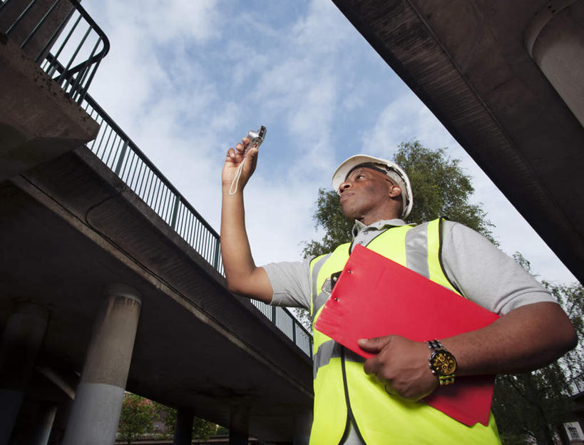 西方人,一个人,工程师,建筑工人,建筑师,站,横图,室外,白天,仰视,工作服,制服,植物,道路,路,公路,帽子,相机,欧洲,非洲,黑人,欧洲人,仅一个男性,仅一个人,仅一个中年男性,握,阴影,光线,头盔,影子,云,云朵,高架,交通,拿,云彩,拿着,注视,树,树木,拍照,黄色,红色,蓝色,绿色,白色,白云,蓝天,天空,阳光,自然,安全帽,数码相机,天,观察,看,站着,握着,摄影,生长,晴朗,成长,观看,察看,关注,记录板,高架桥,记事板,高架道路,跨线桥,工作制服,男人,男性,中年男性,非洲人,照相机,晴空,技师,建筑工,建筑设计师,站立,半身,彩图,低角度拍摄,工作套服,照相,安全服,反光背心,反光服,反光衣