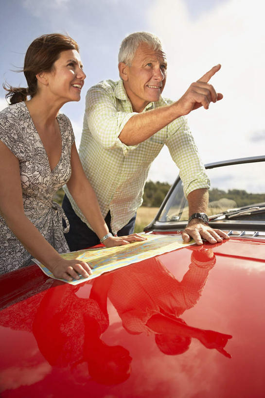 西方人,中年人,两个人,家庭,夫妻,站,笑,微笑,露齿笑,竖图,室外,白天,正面,衬衫,裙子,爱情,道路,路,汽车,地图,欧洲,欧洲人,一辆,停靠,指,阴影,连衣裙,光线,信息,眼镜,影子,云,云朵,小路,交通,跑车,浪漫,云彩,注视,方向,车,红色,蓝色,白云,蓝天,天空,阳光,交通工具,天,观察,看,手势,站着,温暖,温馨,一家人,恩爱,恋人,晴朗,观看,引导,指引,和睦,察看,指向,食指,关注,载具,敞篷跑车,近视眼镜,男人,男性,女人,女性,中年男性,中年女性,白种人,夫妇,情侣,晴空,站立,半身,彩图,衬衣,伴侣,融洽,导航