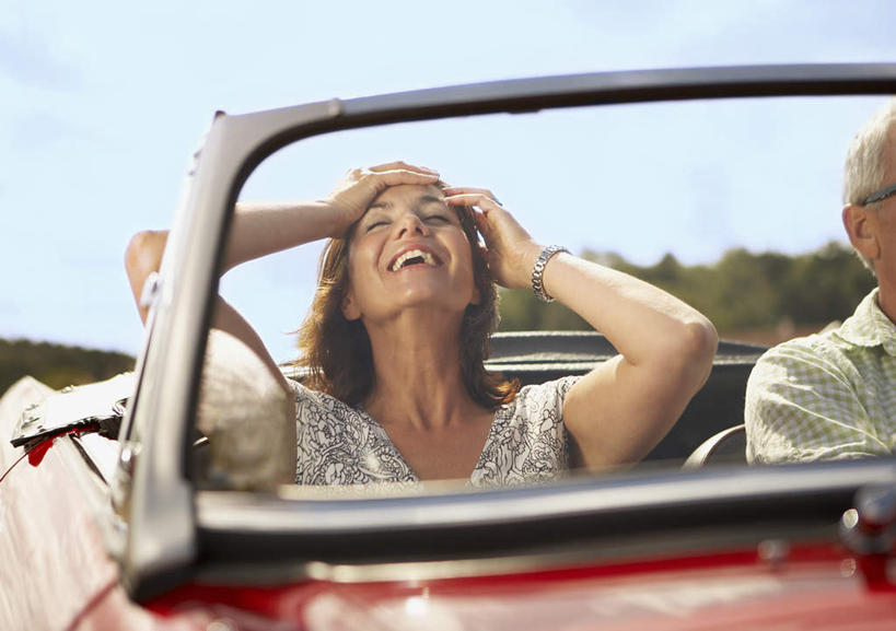 西方人,中年人,两个人,家庭,夫妻,坐,笑,微笑,露齿笑,横图,室外,白天,仰视,爱情,植物,道路,路,汽车,欧洲,欧洲人,一辆,阴影,服装,光线,影子,云,云朵,小路,交通,跑车,浪漫,云彩,注视,休闲装,车,树,树木,衣服,蓝色,绿色,白云,蓝天,天空,阳光,自然,交通工具,天,观察,看,行驶,休闲,温暖,温馨,一家人,休闲服,恩爱,恋人,服饰,生长,晴朗,成长,观看,和睦,察看,双手抱头,关注,载具,敞篷跑车,男人,男性,女人,女性,中年男性,中年女性,白种人,夫妇,情侣,晴空,坐着,半身,彩图,低角度拍摄,伴侣,融洽