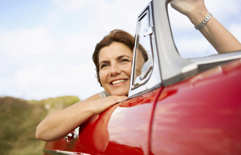 西方人,一个人,坐,笑,微笑,露齿笑,横图,室外,白天,正面,汽车,欧洲,欧洲人,仅一个女性,仅一个人,一辆,阴影,光线,影子,云,云朵,跑车,云彩,注视,车,蓝色,白云,蓝天,天空,阳光,交通工具,天,观察,看,行驶,仅一个中年女性,晴朗,观看,察看,关注,载具,敞篷跑车,女人,女性,中年女性,白种人,晴空,坐着,半身,彩图