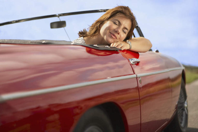 西方人,一个人,坐,闭眼,笑,微笑,横图,室外,白天,正面,草地,草坪,植物,道路,路,公路,汽车,欧洲,欧洲人,仅一个女性,仅一个人,一辆,阴影,光线,影子,云,云朵,交通,跑车,云彩,车,草,蓝色,绿色,白云,蓝天,天空,阳光,交通工具,天,行驶,仅一个中年女性,晴朗,载具,敞篷跑车,女人,女性,中年女性,白种人,晴空,马路,闭眼睛,闭着眼,闭着眼睛,坐着,半身,彩图