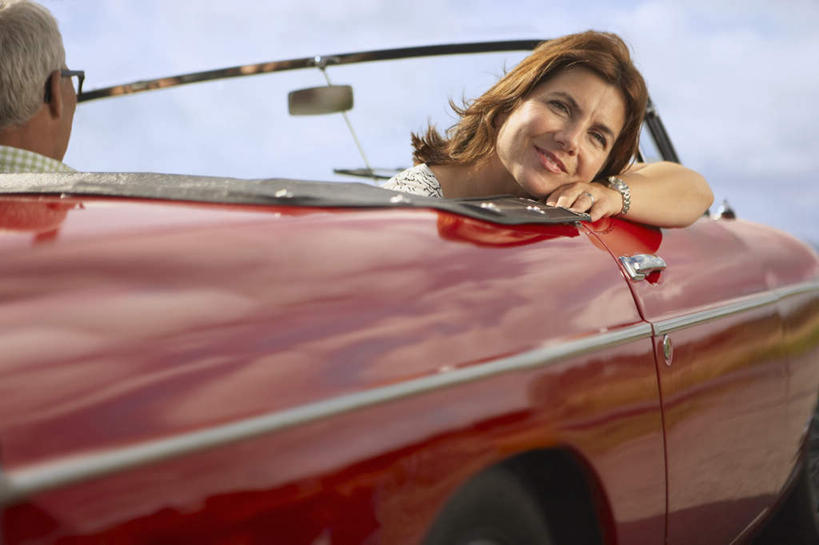 西方人,中年人,两个人,家庭,夫妻,坐,笑,微笑,横图,室外,白天,仰视,爱情,道路,路,汽车,欧洲,欧洲人,一辆,阴影,服装,光线,影子,云,云朵,小路,交通,跑车,浪漫,云彩,注视,休闲装,车,衣服,红色,蓝色,白云,蓝天,天空,阳光,交通工具,天,观察,看,趴着,行驶,休闲,温暖,温馨,一家人,休闲服,恩爱,恋人,服饰,晴朗,观看,和睦,察看,关注,载具,敞篷跑车,男人,男性,女人,女性,中年男性,中年女性,白种人,夫妇,情侣,晴空,趴,坐着,半身,彩图,低角度拍摄,伴侣,融洽