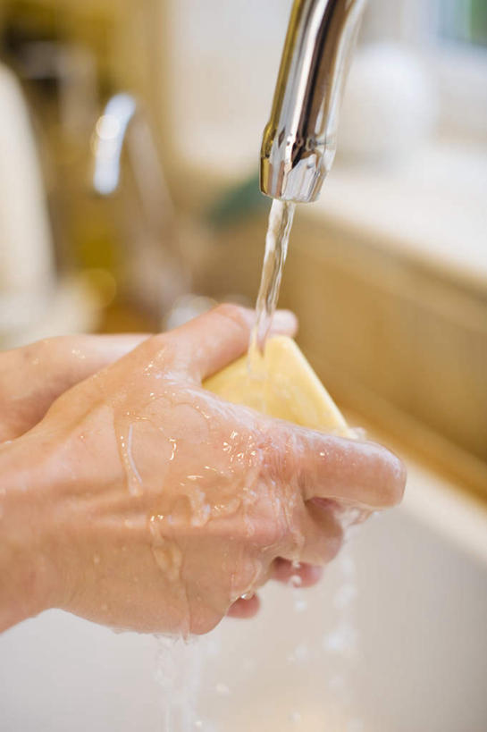 西方人,手,一个人,站,握手,竖图,室内,特写,白天,正面,化妆,美容,厨房,窗户,桌面,桌子,欧洲,欧洲人,双手,仅一个年轻女性,仅一个女性,仅一个人,护肤,朦胧,模糊,水槽,水龙头,水流,水斗,洗手,开关,玻璃窗,窗台,化妆品,肥皂,香皂,日用品,洗浴用品,打开,清洁,站着,保养,享受,休闲,手部,放松,保健,流动,阀门,开启,护肤品,化妆用品,护肤用品,舒缓,养颜,去污,紧肤,嫩肤,水咀,年轻女性,女人,女性,白种人,清洗,洗涤,站立,半身,彩图,灶间,厨房料理台,料理台