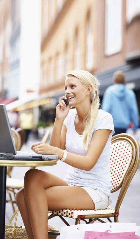 西方人,一个人,坐,笑,打电话,微笑,露齿笑,竖图,室外,白天,侧面,购物,消费,电脑,笔记本电脑,桌面,桌子,杯子,餐具,袋子,电话,手机,椅子,欧洲,欧洲人,仅一个年轻女性,仅一个女性,仅一个人,握,阴影,服装,朦胧,模糊,光线,网络,木制,包装袋,瓷器,碟子,盘,手提袋,影子,勺子,购物袋,咖啡杯,陶瓷制品,二郎腿,拿,拿着,注视,休闲装,通讯设备,装饰品,一个,衣服,白色,阳光,盘子,木制品,饰品,手链,首饰,调羹,碟,汤匙,观察,看,休闲,休闲服,握着,金融,服饰,手镯,单个,观看,一台,察看,无线,购买,关注,咖啡店,瓷杯,通信设备,无线网络,咖啡屋,镯子,贸易,无线上网,便携式电脑,交流,手提电脑,年轻女性,女人,女性,白种人,沟通,通话,坐着,半身,彩图,咖啡馆