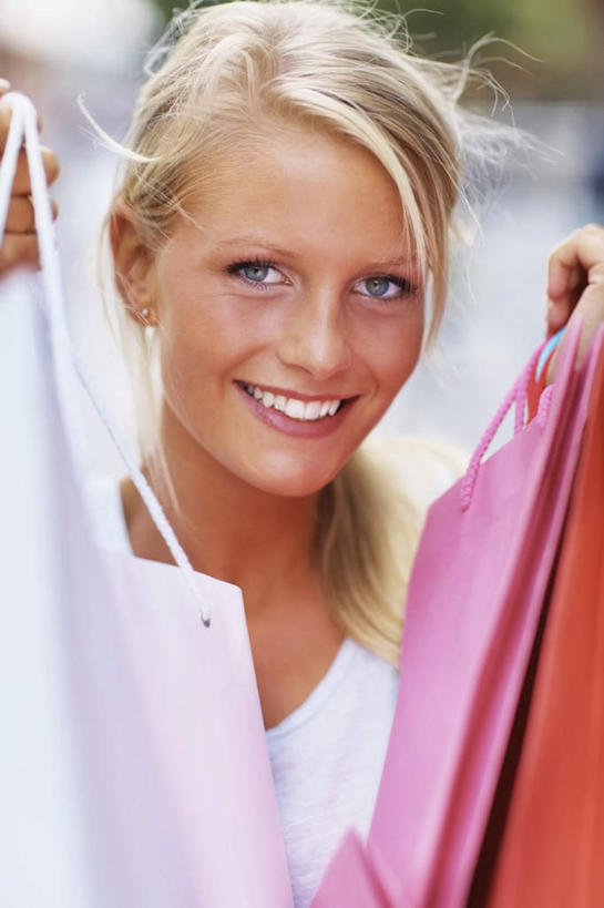 西方人,脸,头,脸颊,头发,一个人,站,举,笑,微笑,露齿笑,竖图,室外,特写,白天,正面,购物,消费,袋子,欧洲,欧洲人,仅一个年轻女性,仅一个女性,仅一个人,许多,握,阴影,服装,朦胧,模糊,光线,包装袋,手提袋,影子,购物袋,很多,拿,拎,拿着,注视,休闲装,肩膀,衣服,白色,阳光,观察,看,托,站着,休闲,休闲服,金色,握着,金融,服饰,观看,察看,购买,关注,贸易,年轻女性,女人,女性,白种人,头部,长发,直发,脸部,脸蛋,面部,举起,举手,举着,向上举,向上伸,向上托,站立,半身,彩图,拎着