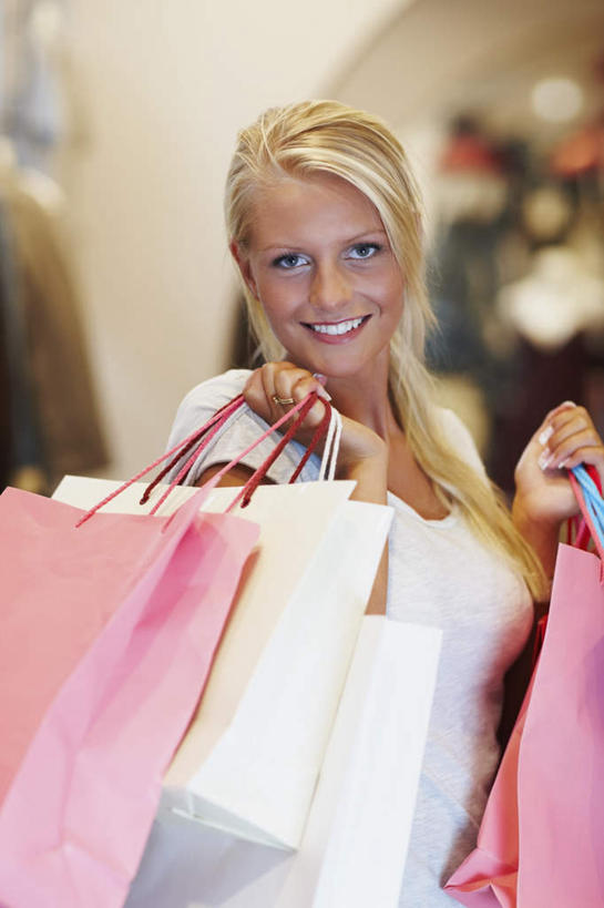 西方人,一个人,站,举,笑,微笑,露齿笑,竖图,室内,白天,正面,购物,消费,袋子,欧洲,欧洲人,仅一个年轻女性,仅一个女性,仅一个人,许多,握,服装,朦胧,模糊,包装袋,手提袋,墙,购物袋,很多,拿,拎,拿着,注视,休闲装,墙壁,墙面,衣服,观察,看,托,站着,休闲,休闲服,握着,金融,服饰,观看,察看,购买,关注,贸易,年轻女性,女人,女性,白种人,举起,举手,举着,向上举,向上伸,向上托,站立,半身,彩图,拎着