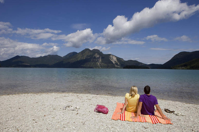 西方人,两个人,坐,横图,俯视,室外,白天,爱情,海浪,海洋,沙滩,山,山脉,纺织品,欧洲,欧洲人,撑,阴影,服装,装饰,光线,包,毛毯,沙子,毯子,影子,海岸,浪花,山峰,水平线,云,云朵,海平线,沙地,山峦,浪漫,云彩,旅行包,休闲装,纺织,一个,衣服,黄色,红色,蓝色,白云,蓝天,天空,阳光,海水,垫子,群山,天,休闲,温暖,温馨,休闲服,橙色,恩爱,恋人,服饰,晴朗,单个,华丽,修饰,点缀,和睦,撑着,海景,衬托,美观,雅致,雅观,旅游包,提包,男人,男性,年轻男性,年轻女性,女人,女性,白种人,情侣,大海,风浪,海,海水的波动,海滩,近岸浪,涌浪,晴空,坐着,彩图,高角度拍摄,全身,伴侣,融洽