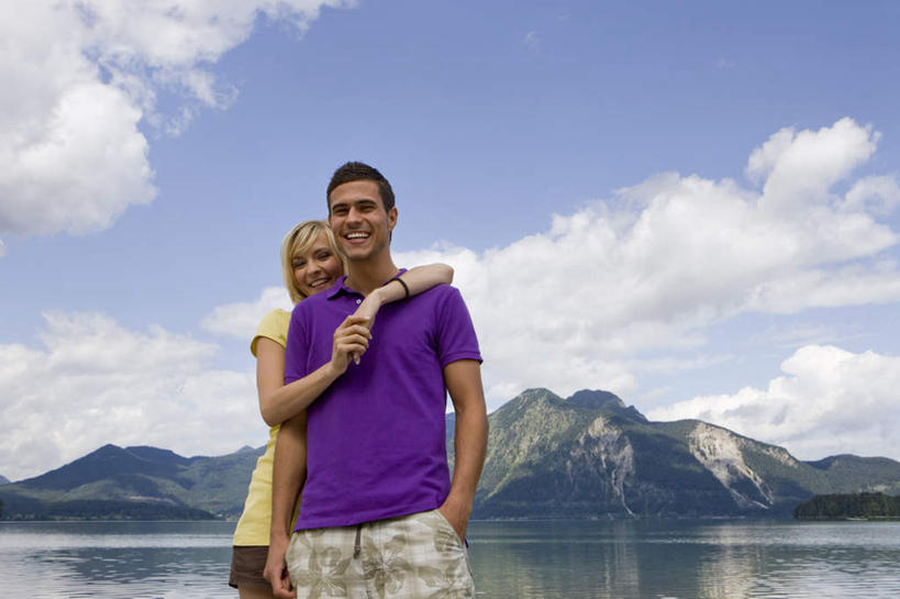 西方人,两个人,站,抱,笑,微笑,露齿笑,横图,室外,白天,仰视,爱情,海浪,海洋,沙滩,山,山脉,欧洲,欧洲人,阴影,服装,光线,沙子,影子,海岸,浪花,山峰,水平线,云,云朵,海平线,沙地,山峦,浪漫,云彩,注视,休闲装,装饰品,衣服,黄色,蓝色,紫色,白云,蓝天,天空,阳光,海水,饰品,手链,首饰,群山,天,观察,看,站着,休闲,温暖,温馨,休闲服,恩爱,恋人,服饰,手镯,晴朗,抱着,观看,和睦,察看,搂着,关注,镯子,海景,男人,男性,年轻男性,年轻女性,女人,女性,白种人,情侣,大海,风浪,海,海水的波动,海滩,近岸浪,涌浪,晴空,怀抱,搂,搂抱,相抱,拥抱,站立,半身,彩图,低角度拍摄,伴侣,融洽