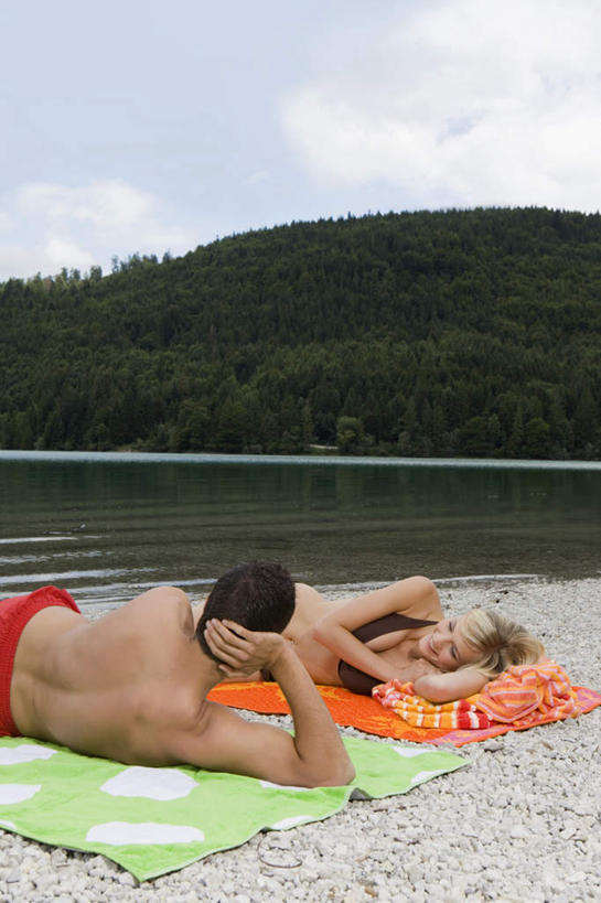 西方人,背部,两个人,躺,笑,微笑,露齿笑,竖图,室外,白天,正面,泳装,比基尼,爱情,性感,海浪,海洋,沙滩,山,山脉,纺织品,欧洲,欧洲人,撑,阴影,短裤,裤子,装饰,光线,毛毯,沙子,毯子,影子,海岸,浪花,山峰,水平线,云,云朵,海平线,沙地,山峦,浪漫,云彩,裸露,相视,纺织,红色,蓝色,绿色,白云,蓝天,天空,阳光,海水,垫子,群山,天,温暖,温馨,面对面,橙色,恩爱,诱惑,沙滩裤,恋人,晴朗,对视,华丽,修饰,点缀,和睦,撑着,互视,裸,相对,火辣,海景,相看,衬托,美观,雅致,雅观,卧着,男人,男性,年轻男性,年轻女性,女人,女性,白种人,情侣,大海,风浪,海,海水的波动,海滩,近岸浪,涌浪,晴空,躺着,卧,半身,彩图,三点式,泳衣,伴侣,融洽