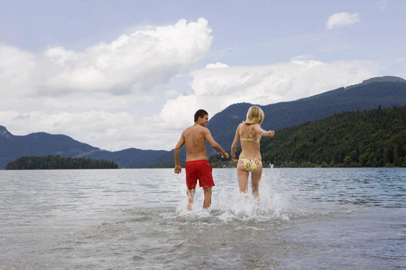 西方人,两个人,走,伸展双臂,握手,横图,室外,白天,泳装,比基尼,爱情,性感,海浪,海洋,山,山脉,水,欧洲,欧洲人,阴影,飞溅,短裤,裤子,溅,光线,液体,影子,浪花,山峰,水滴,水平线,云,云朵,海平线,山峦,浪漫,云彩,裸露,水珠,背面,红色,蓝色,白云,蓝天,天空,阳光,海水,群山,天,温暖,温馨,恩爱,诱惑,沙滩裤,恋人,晴朗,和睦,喷洒,裸,火辣,海景,男人,男性,年轻男性,年轻女性,女人,女性,白种人,情侣,大海,风浪,海,海水的波动,近岸浪,涌浪,晴空,步行,搀手,敞开双臂,拉手,散步,伸开双臂,手搀手,手拉手,手牵手,手握手,展开双肩,张开手臂,张开双臂,走路,彩图,全身,三点式,泳衣,伴侣,融洽