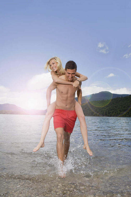 西方人,背,两个人,走,抱,双手交叉,竖图,室外,白天,正面,泳装,比基尼,爱情,性感,海浪,海洋,山,山脉,水,欧洲,欧洲人,阴影,飞溅,短裤,裤子,溅,光线,液体,影子,海岸,浪花,山峰,水滴,水平线,云,云朵,海平线,山峦,浪漫,云彩,注视,裸露,水珠,红色,蓝色,白云,蓝天,天空,阳光,海水,群山,天,背着,观察,看,温暖,温馨,恩爱,诱惑,沙滩裤,恋人,晴朗,抱着,观看,和睦,察看,搂着,关注,喷洒,裸,火辣,海景,背负,男人,男性,年轻男性,年轻女性,女人,女性,白种人,情侣,大海,风浪,海,海水的波动,近岸浪,涌浪,晴空,步行,怀抱,搂,搂抱,散步,十字手,相抱,拥抱,走路,彩图,全身,眩光,三点式,泳衣,伴侣,融洽