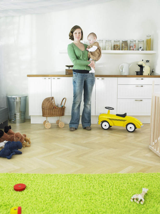 西方人,婴儿,儿童,老年人,两个人,家庭,母亲,站,抱,竖图,室内,白天,正面,婴儿服装,游戏,纯洁,柜子,玩具,纺织品,欧洲,欧洲人,阴影,服装,装饰,反射,毛毯,毯子,影子,墙,储物柜,玩,置物架,注视,休闲装,娱乐,架子,墙壁,墙面,纺织,小孩,衣服,绿色,垫子,观察,看,站着,休闲,温暖,温馨,一家人,休闲服,可爱,母爱,童年,童趣,益智,服饰,活泼,抱着,观看,活动,华丽,修饰,点缀,和睦,察看,搂着,储存,发泄,关注,消遣,智力,宝宝,陈列架,童真,纯真,烂漫,无邪,宣泄,衬托,美观,雅致,雅观,母婴,搁架,储备,蕴藏,贮备,伶俐,天真,年轻女性,女人,女性,白种人,孩子,怀抱,搂,搂抱,玩耍,嬉戏,相抱,拥抱,站立,彩图,全身,婴儿服,融洽,贮存